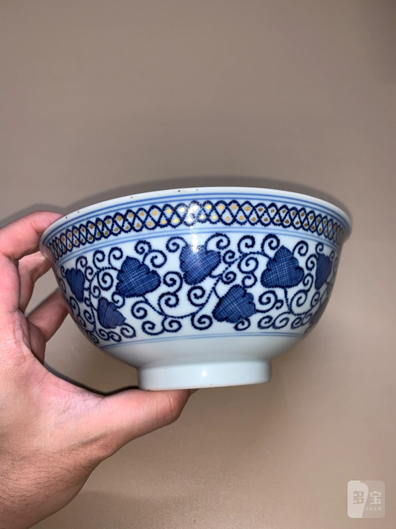 清乾隆 仿宣窑青花描金缠枝莲纹碗 - 图2